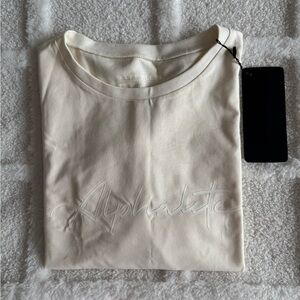 Alphalete cream cropped shirt